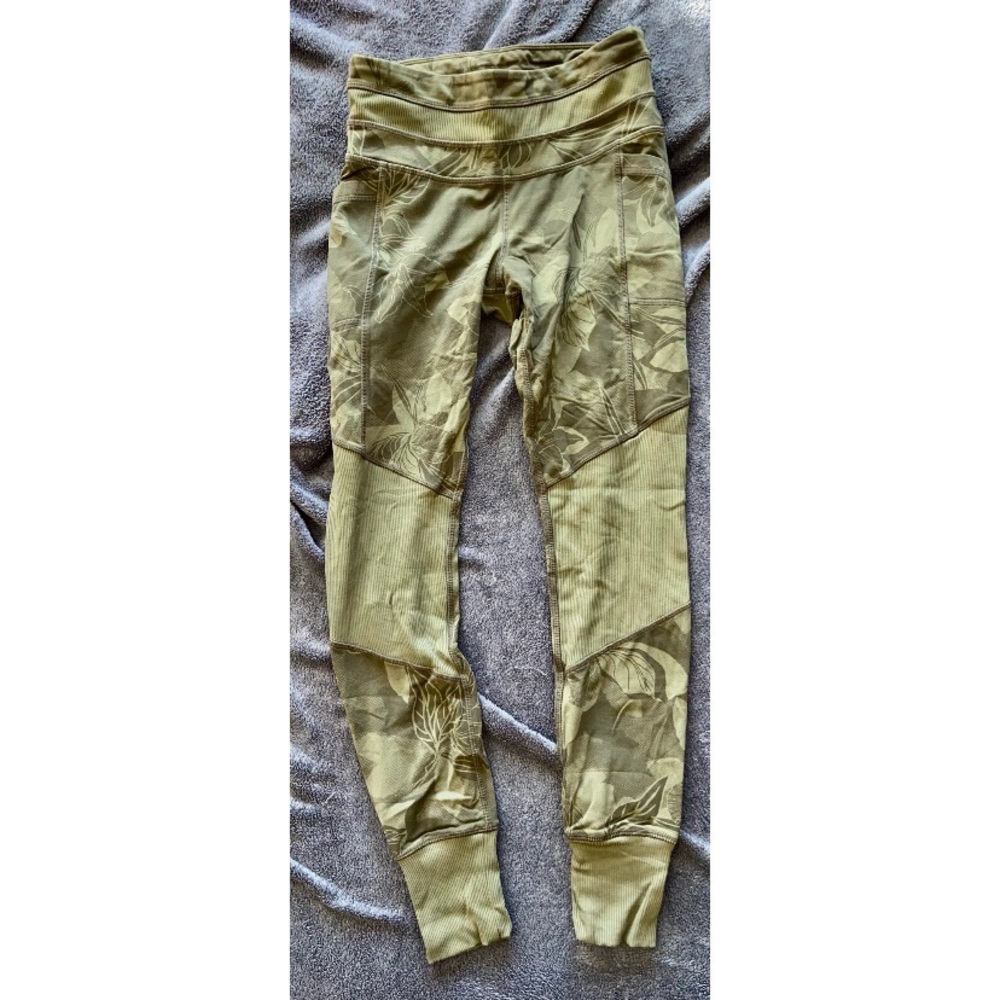 ATHLETA CAMO COMPRESSION LEGGINGS, SZ S
